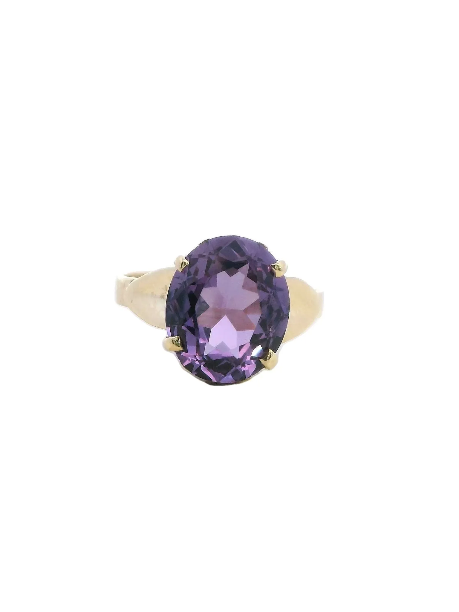 Enchanting Yellow Gold Ring with Captivating Colour Change Sapphire