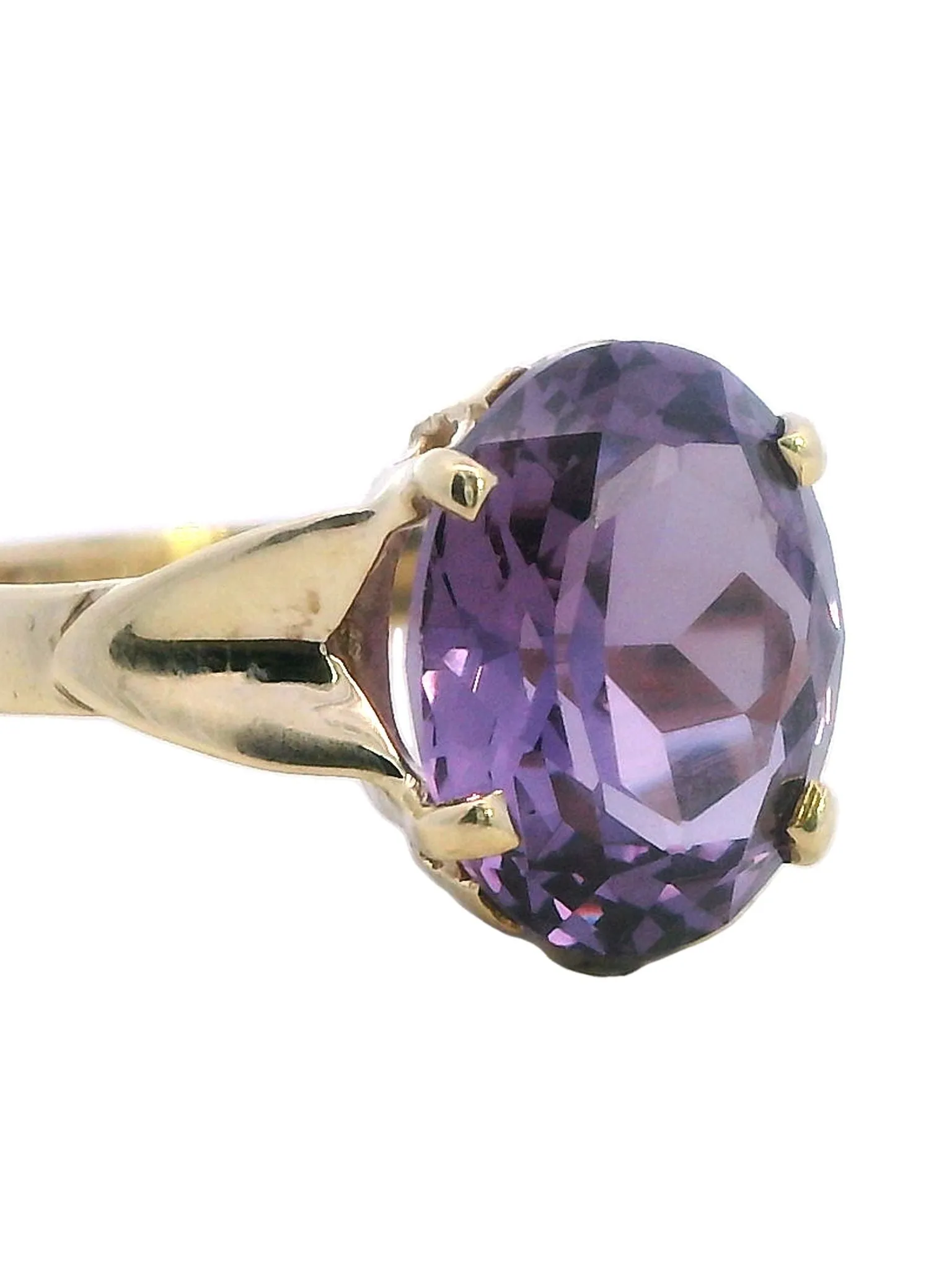 Enchanting Yellow Gold Ring with Captivating Colour Change Sapphire