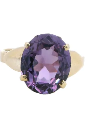 Enchanting Yellow Gold Ring with Captivating Colour Change Sapphire