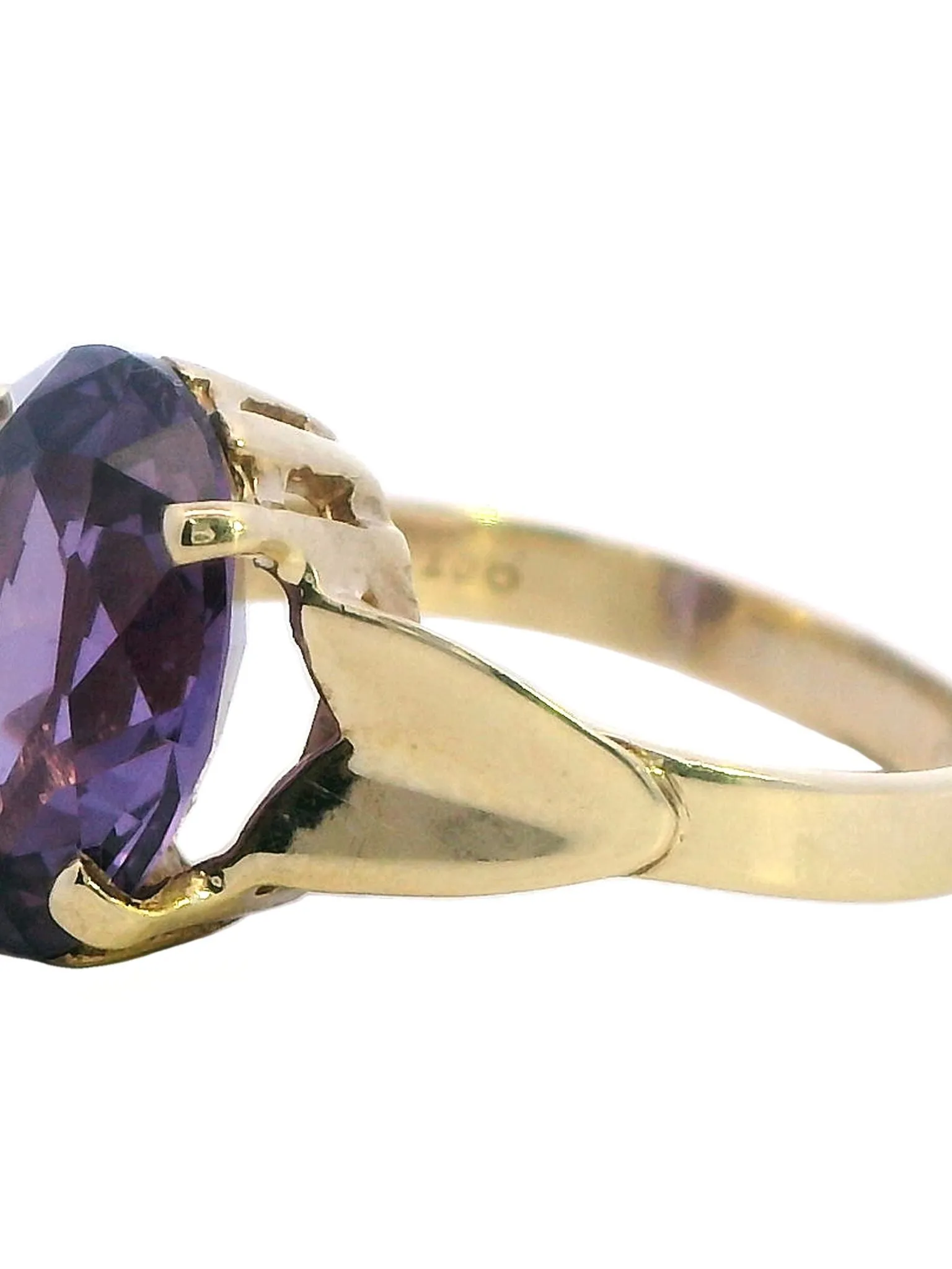 Enchanting Yellow Gold Ring with Captivating Colour Change Sapphire