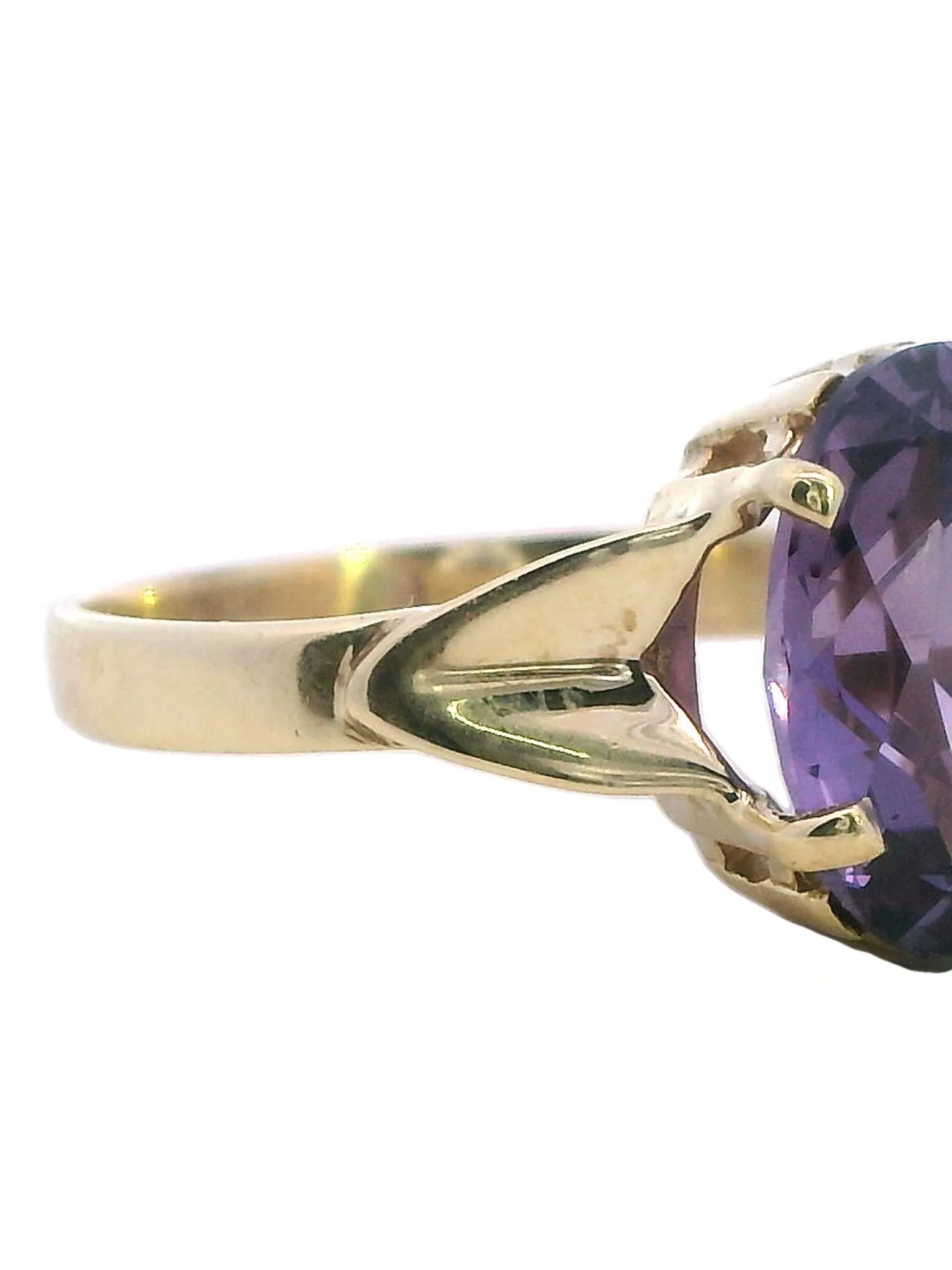 Enchanting Yellow Gold Ring with Captivating Colour Change Sapphire