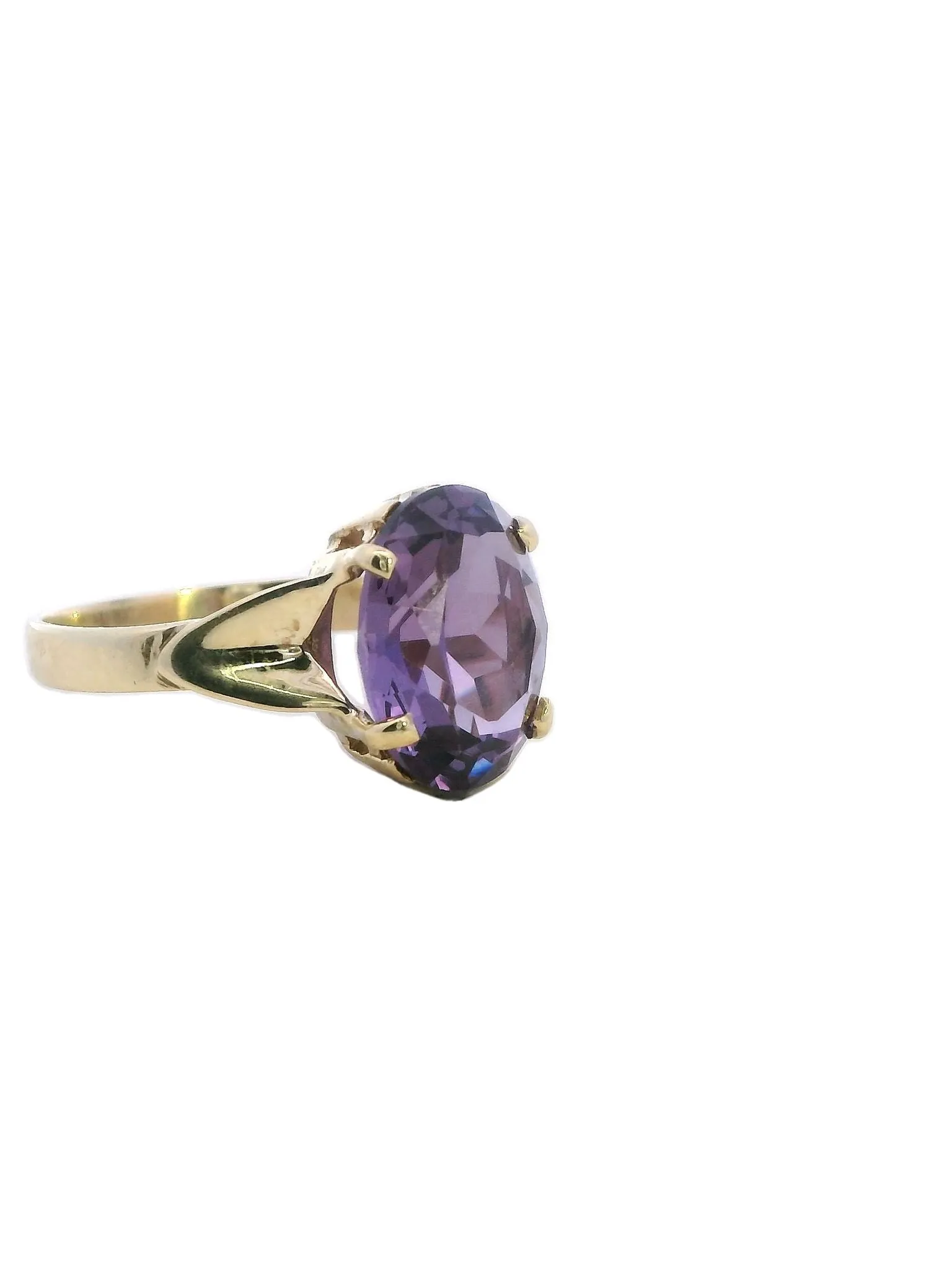 Enchanting Yellow Gold Ring with Captivating Colour Change Sapphire