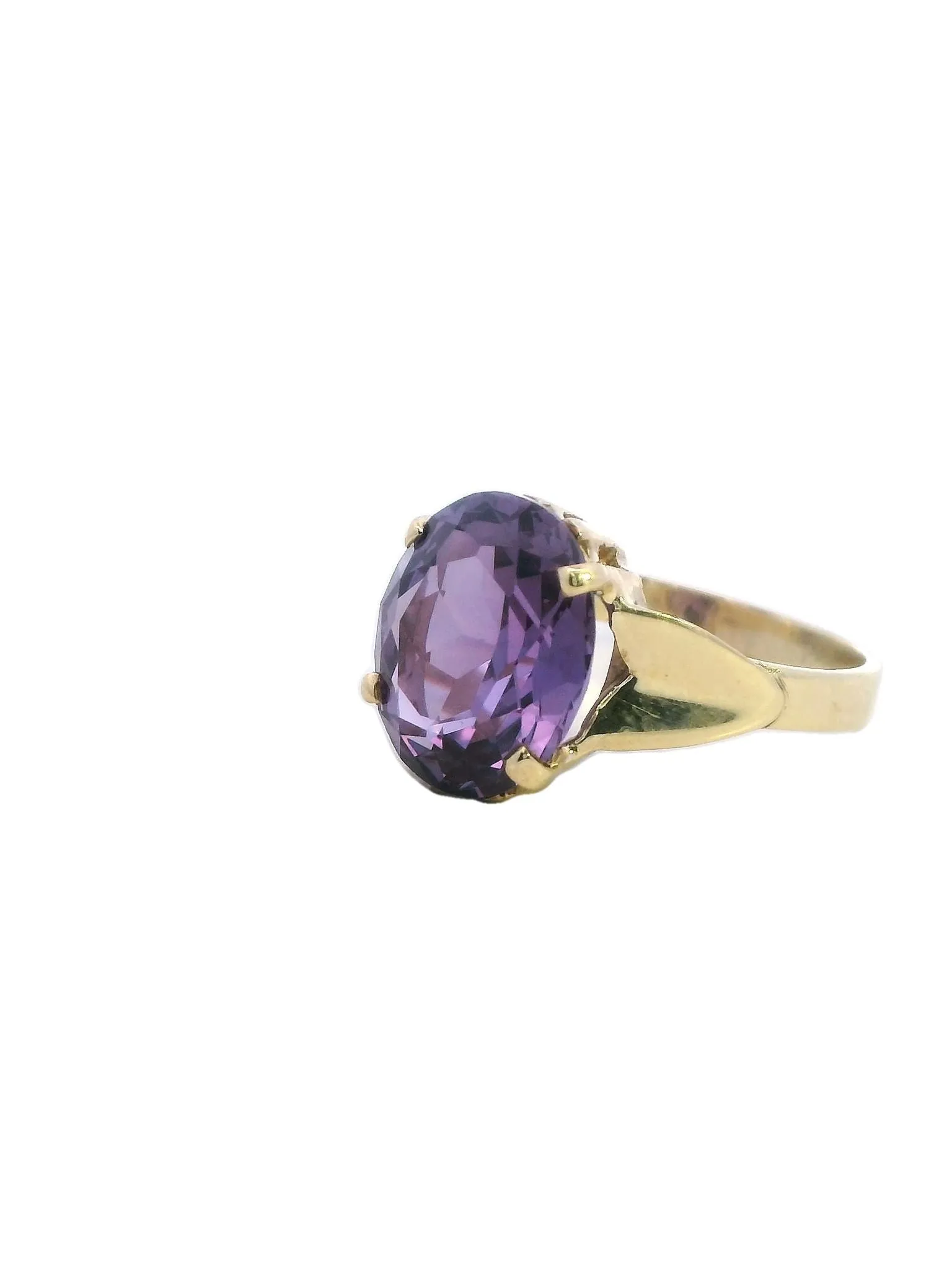 Enchanting Yellow Gold Ring with Captivating Colour Change Sapphire